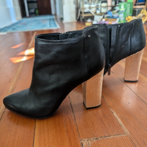 Black leather heeled boots with gold heel - Picture 4 of 4